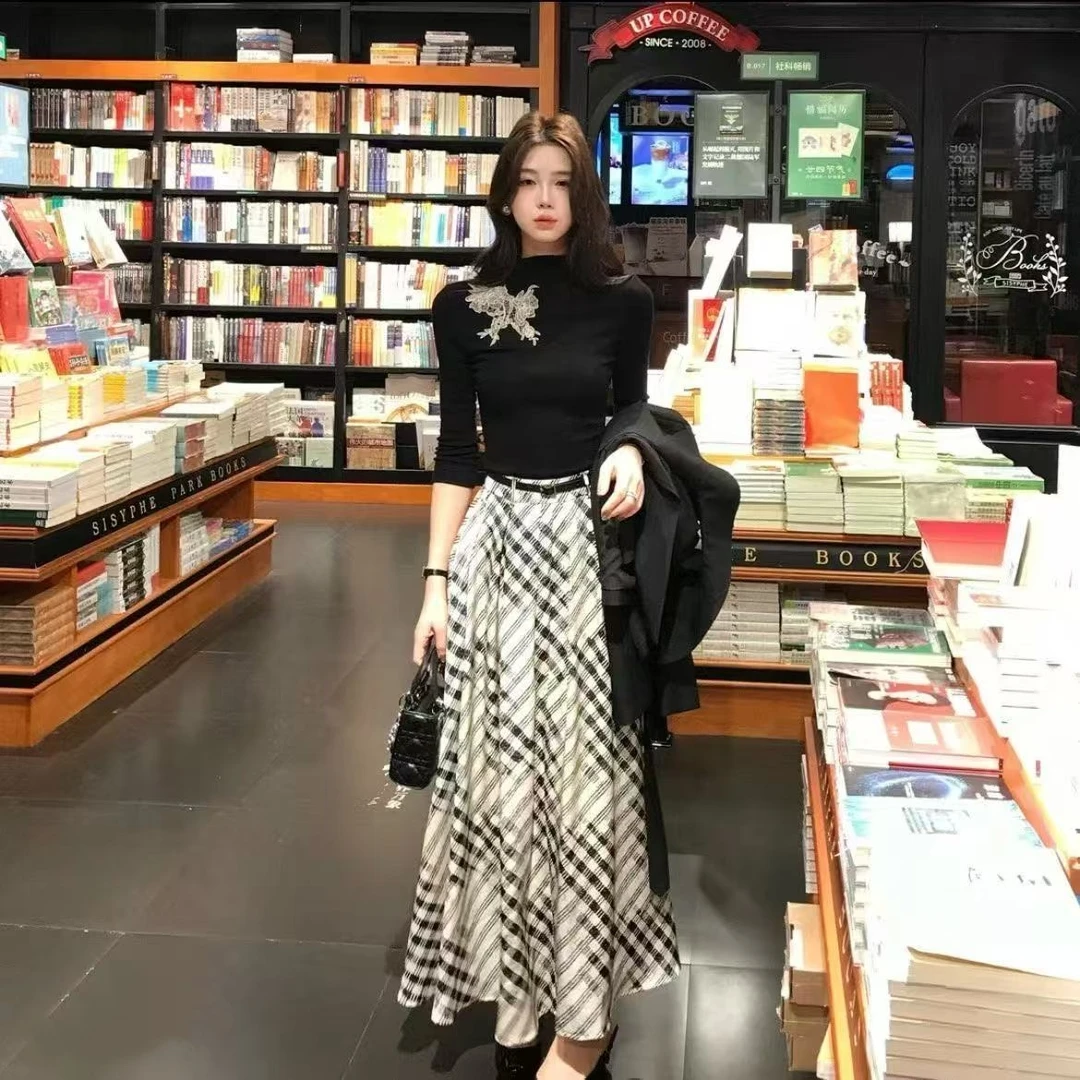 优雅刺绣针织衫上衣+黑白格半身裙中长款裙子 2025秋季穿搭一整套