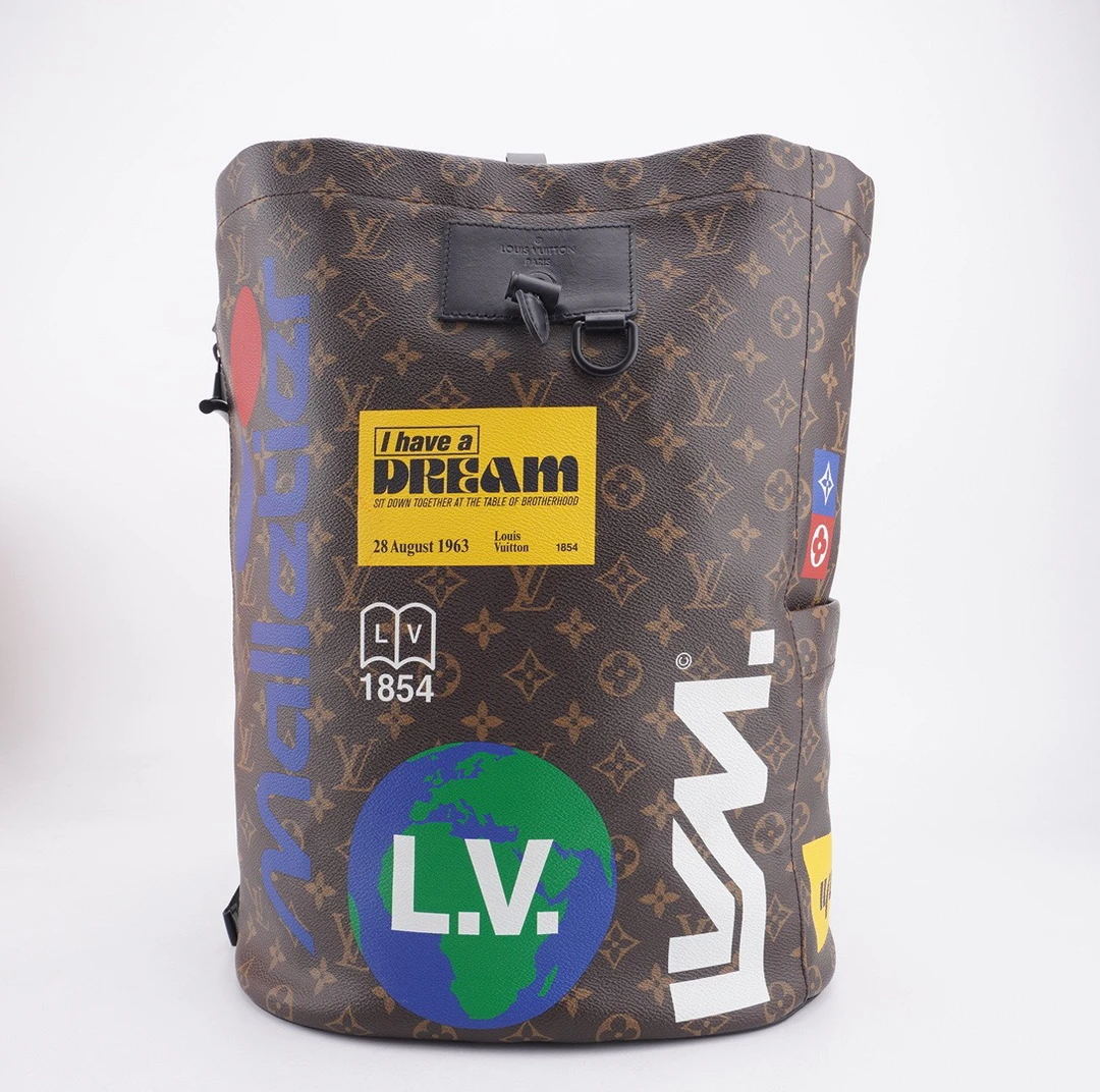 95新 LouisVuitton/路易威登 Chalk徽章图案双肩包F444