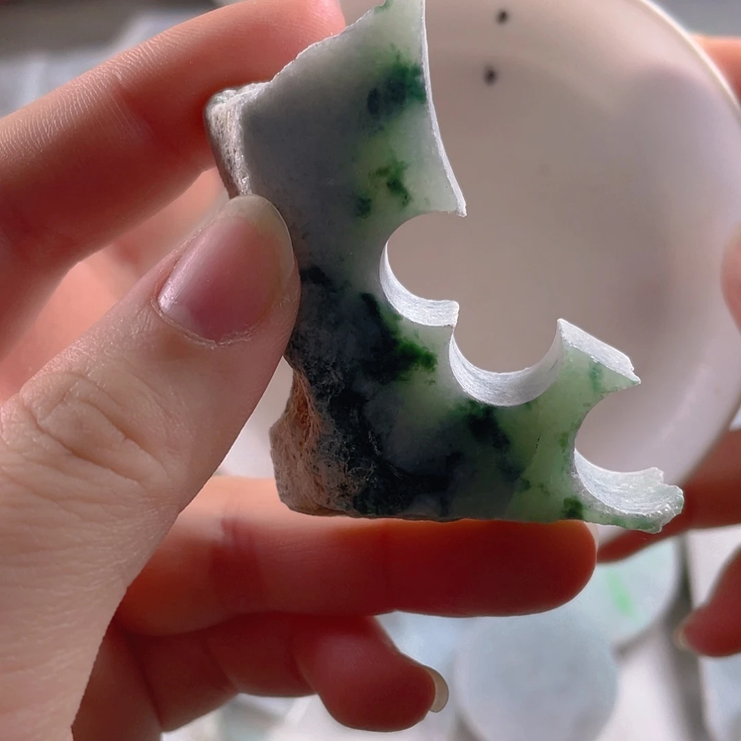 颈饰未镶嵌翡翠。