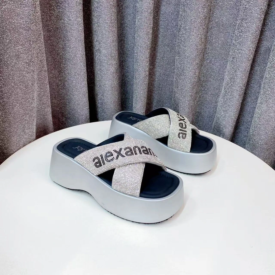 C4153  银色  夏季时尚厚底圆头舒适面包拖鞋