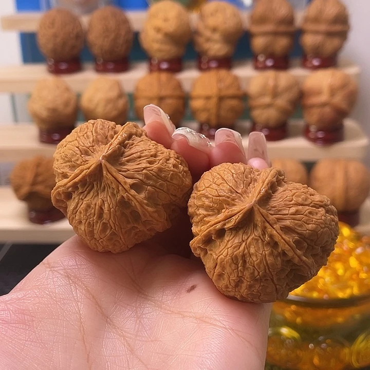 文玩核桃吊坠42尖有修47