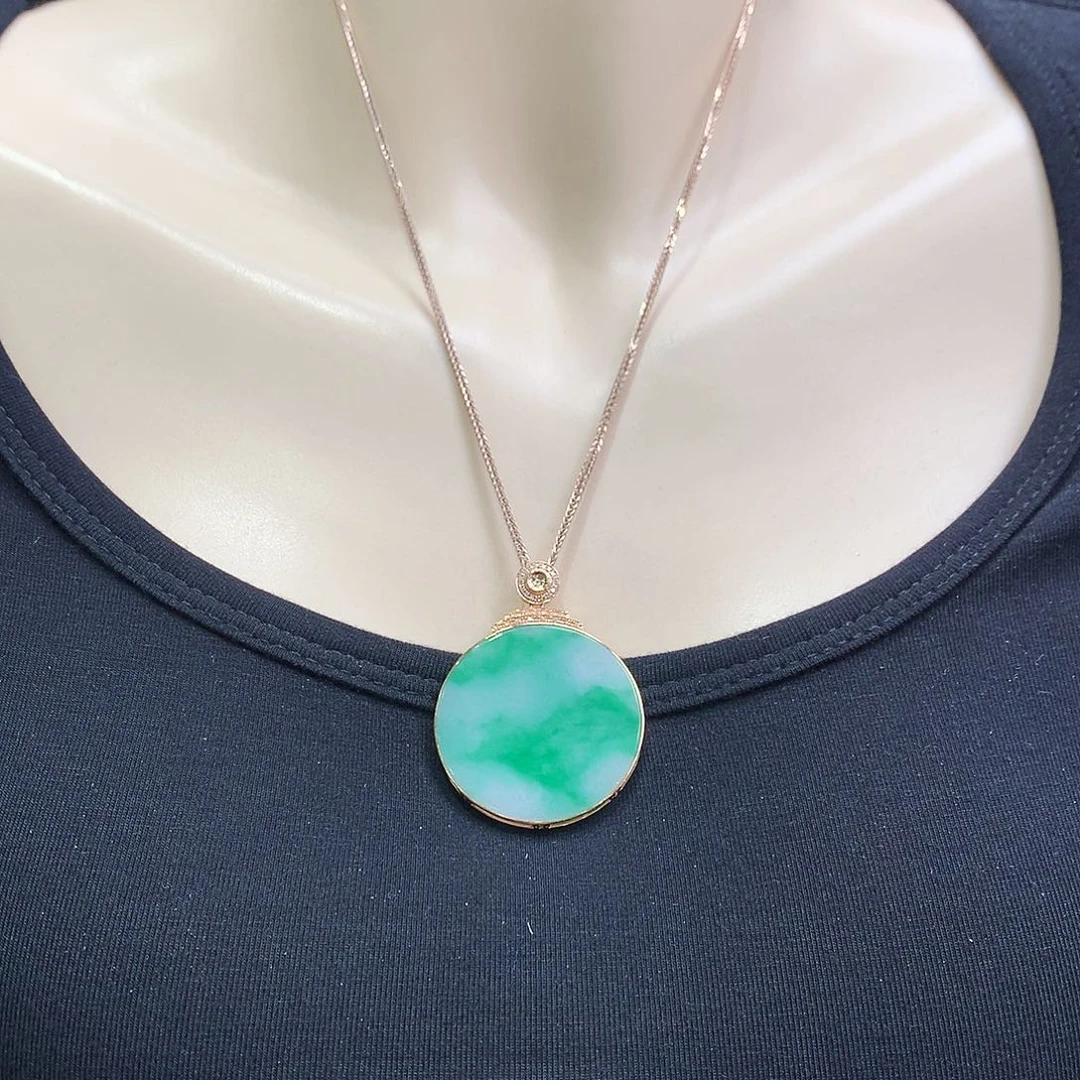 翡翠18K金镶嵌颈饰圆牌