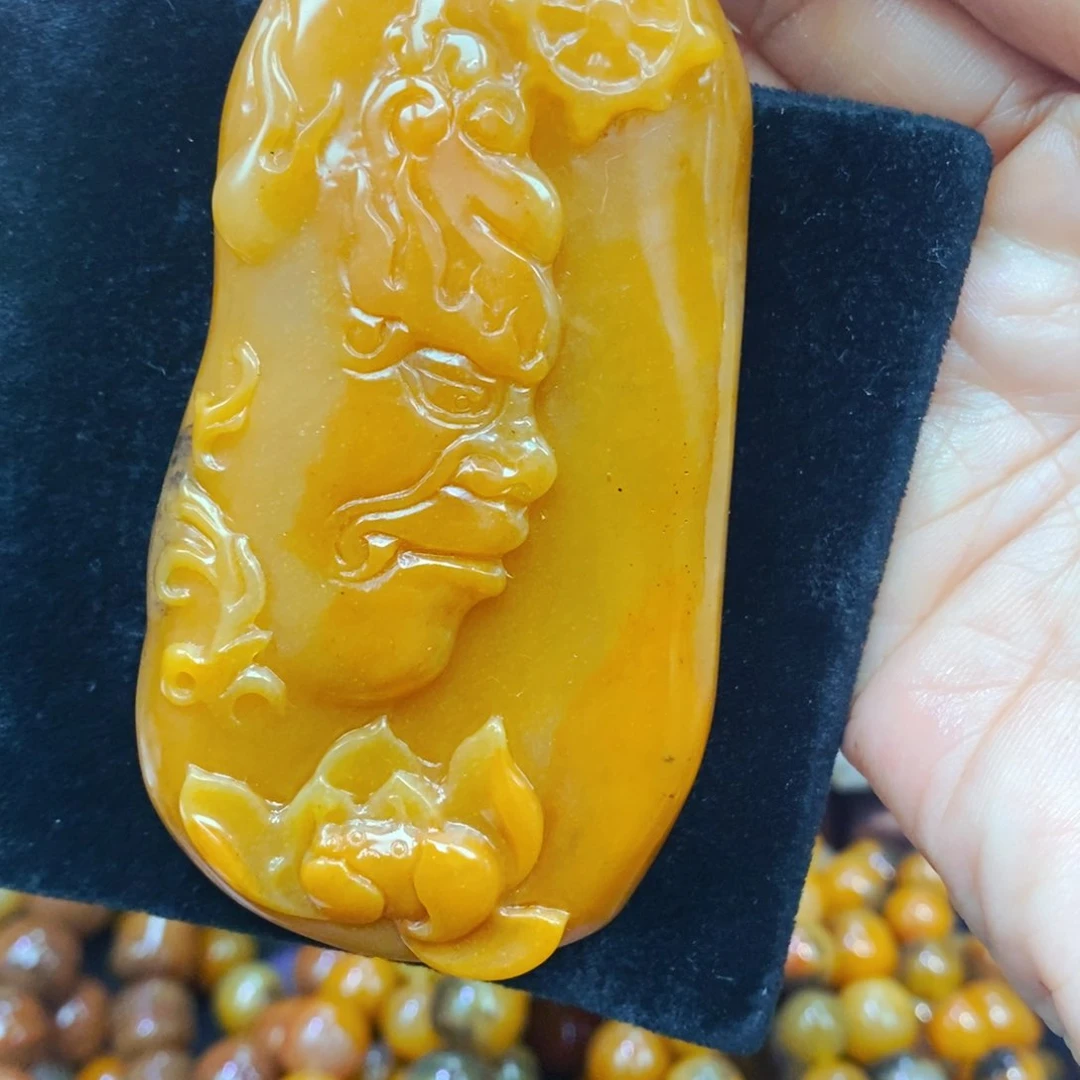 未镶嵌石英质玉（黄龙玉）颈饰