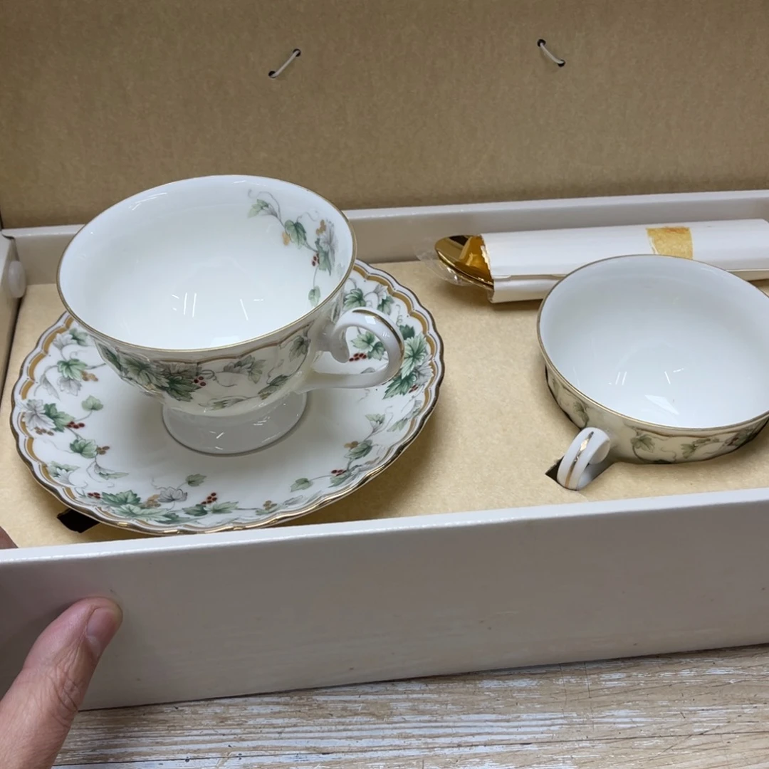 瓷片巴**货密密麻麻地排列着一个