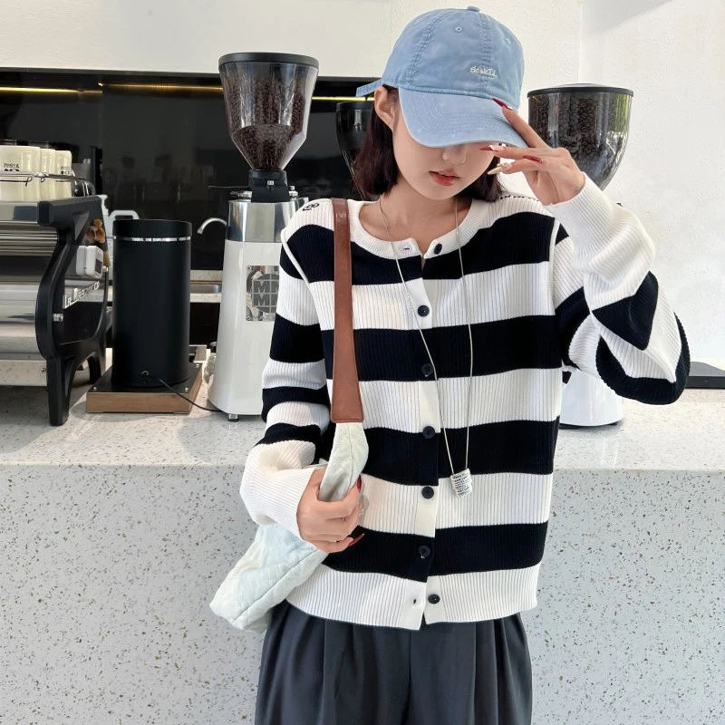 毛小衣针织短款时尚小众宽松设计感显瘦气质条纹黑白长袖9018