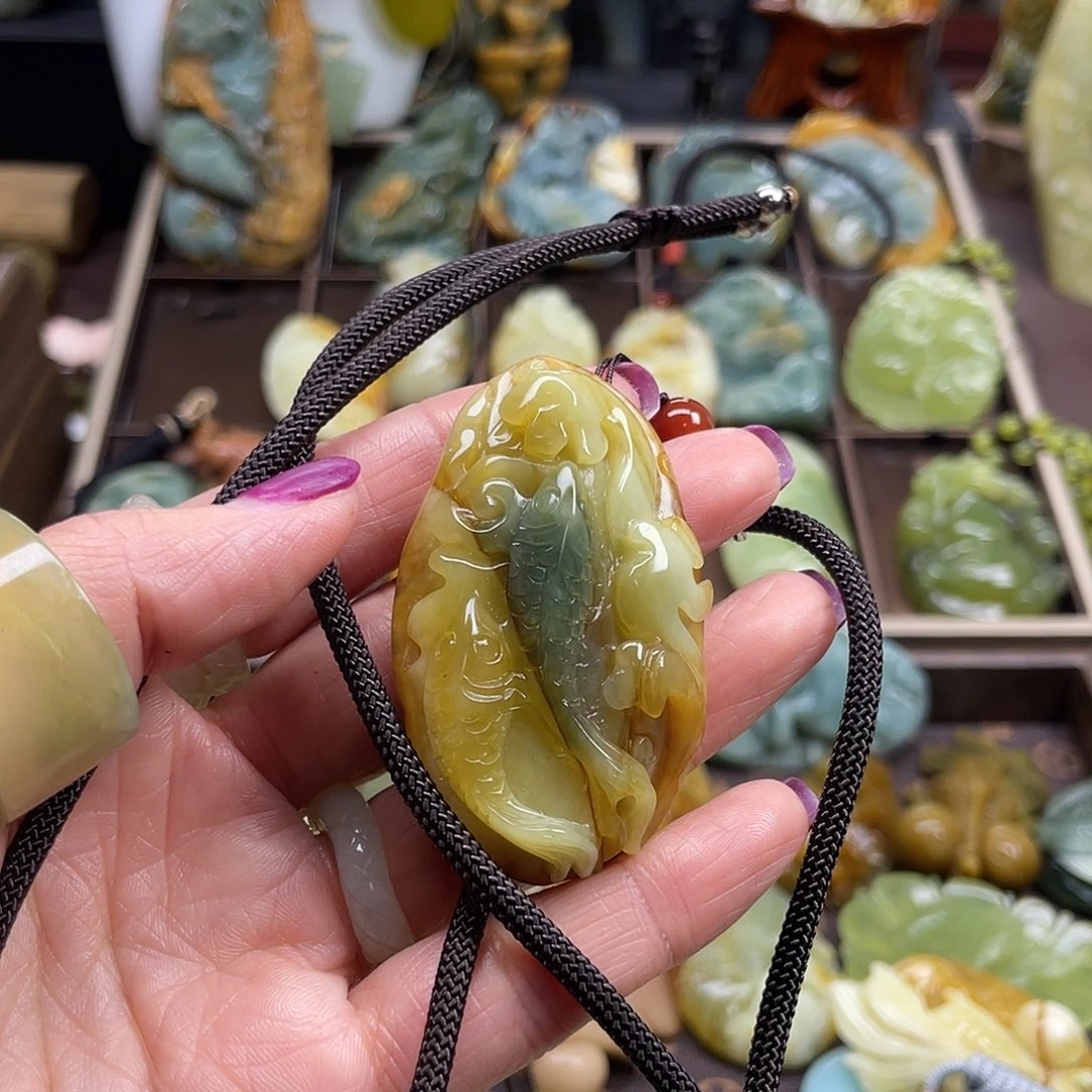 蛇纹石玉颈饰未镶嵌沛***馬花玉原皮鱼