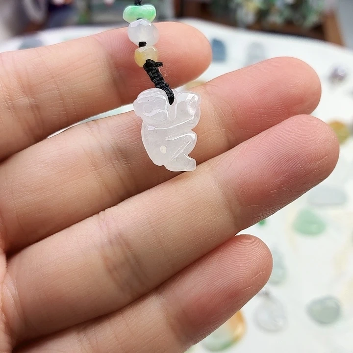 翡翠未镶嵌颈饰猴子