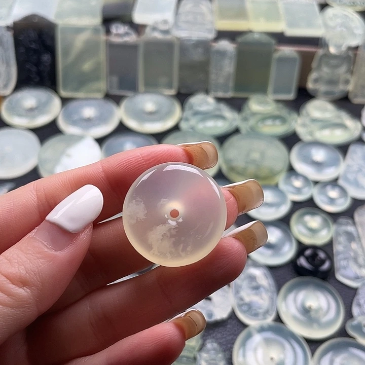 岫玉未镶嵌颈饰平安扣