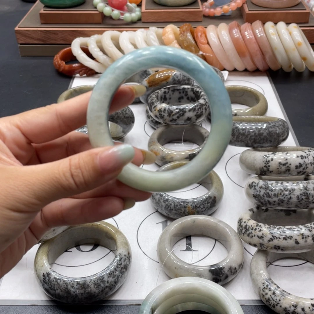 选***难石英质玉手镯未镶嵌