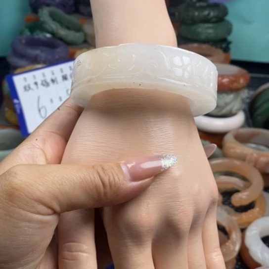 石英质玉未镶嵌雕花手镯