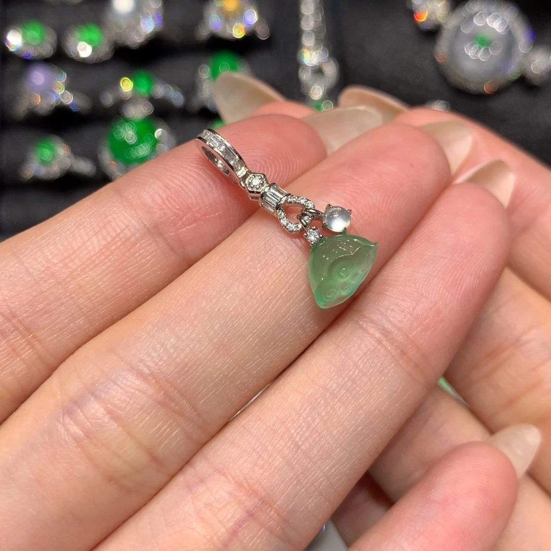 翡翠18K金镶嵌吊坠(赠链)木纳莲蓬