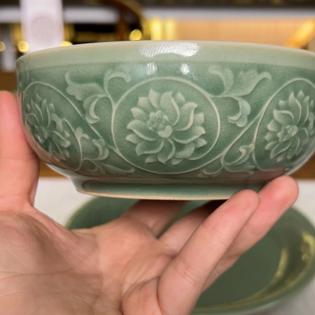 秘色缠枝莲纹钵式碗