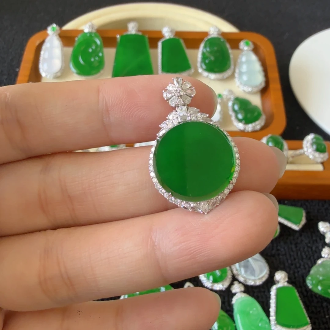 翡翠18K金镶嵌颈饰吊坠