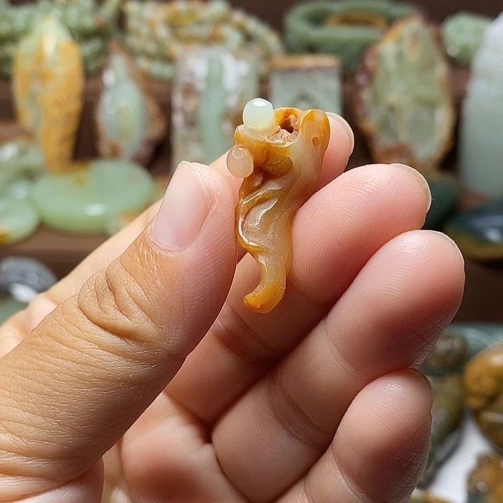 颈饰未镶嵌岫岩河磨玉（透闪石质玉）
