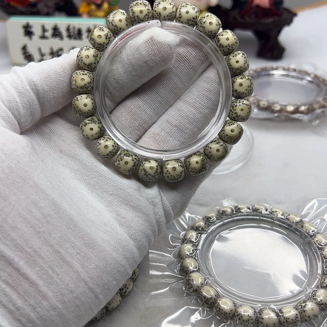 星月菩提吊坠10×9绿包白大眼睛  桌上