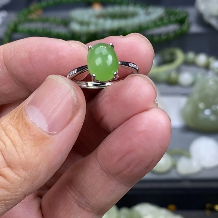 和田玉颈饰未镶嵌时****。