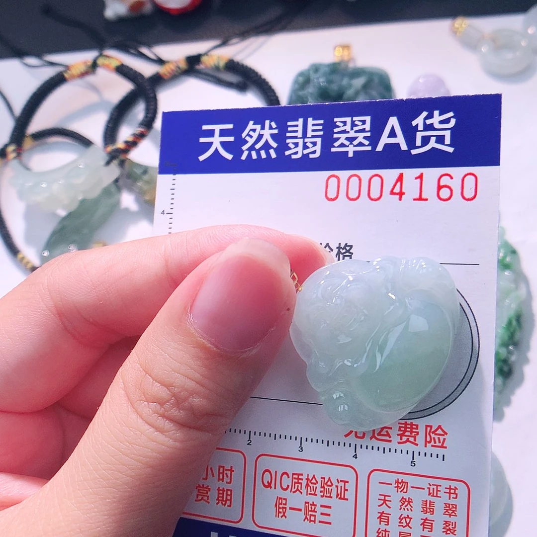 颈饰18K金镶嵌翡翠吊坠