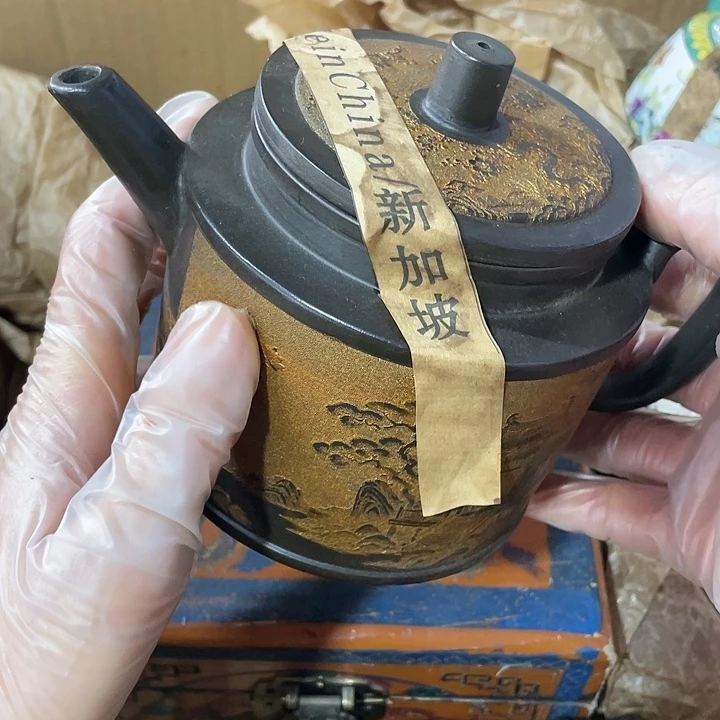 紫砂茶壶原矿泥料手工制作的一把紫砂壶。