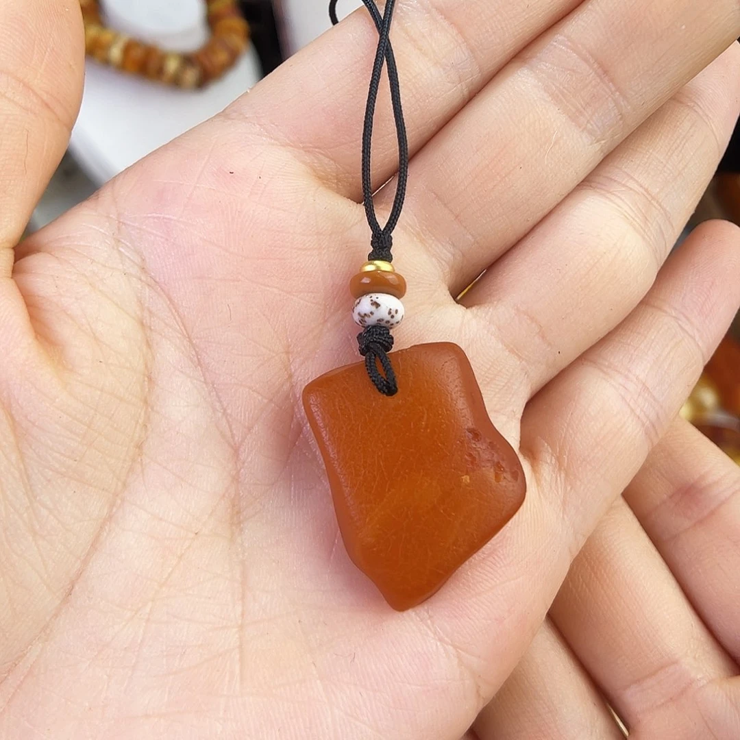 琥珀珠宝奇石未镶嵌。