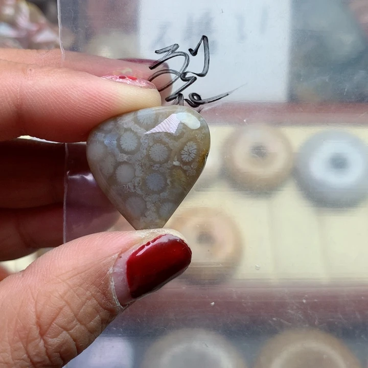 硅化珊瑚（珊瑚玉）颈饰足银镀金镶嵌