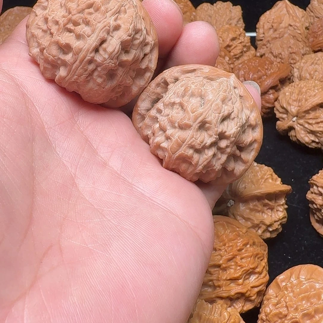 桃核吊坠三角白，44精修