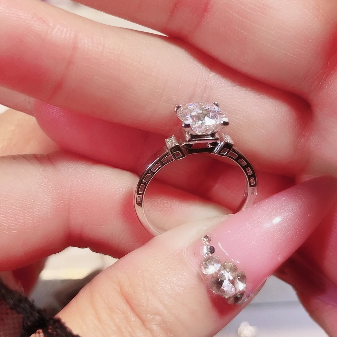 实验室培育钻石18K金镶嵌1.34D-E/SI，15