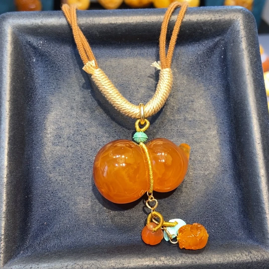 琥珀未镶嵌颈饰蜜蜡