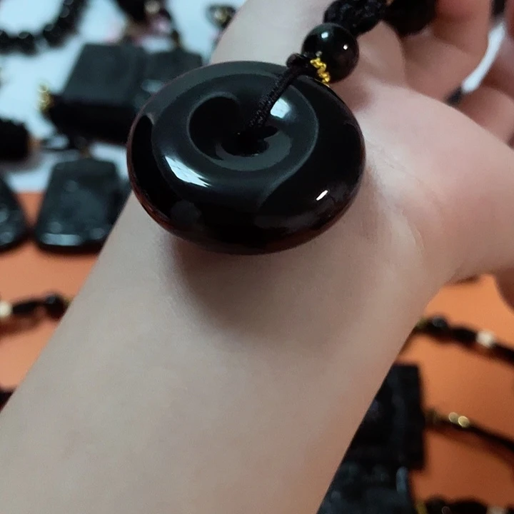 翡翠颈饰未镶嵌老*翁