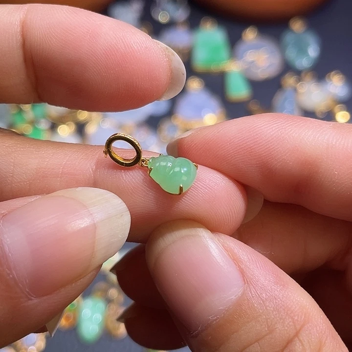 ****翡翠18K金镶嵌颈饰