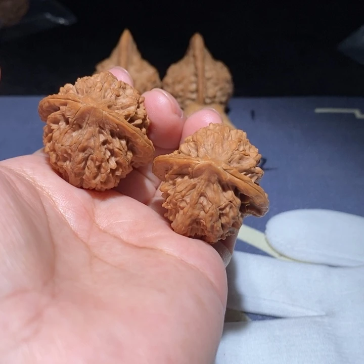 文玩核桃吊坠血灯笼