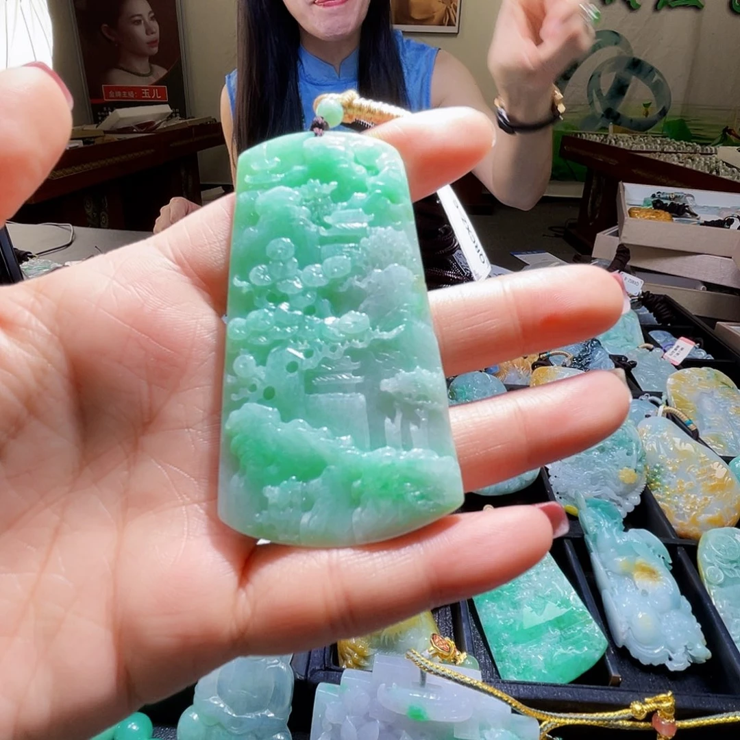 翡翠未镶嵌颈饰一个
