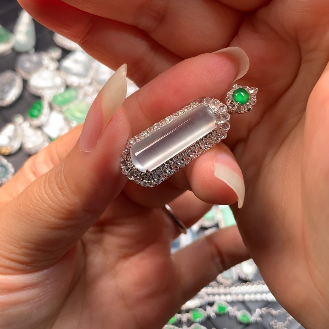 颈饰18K金镶嵌翡翠蓝钢无事柱