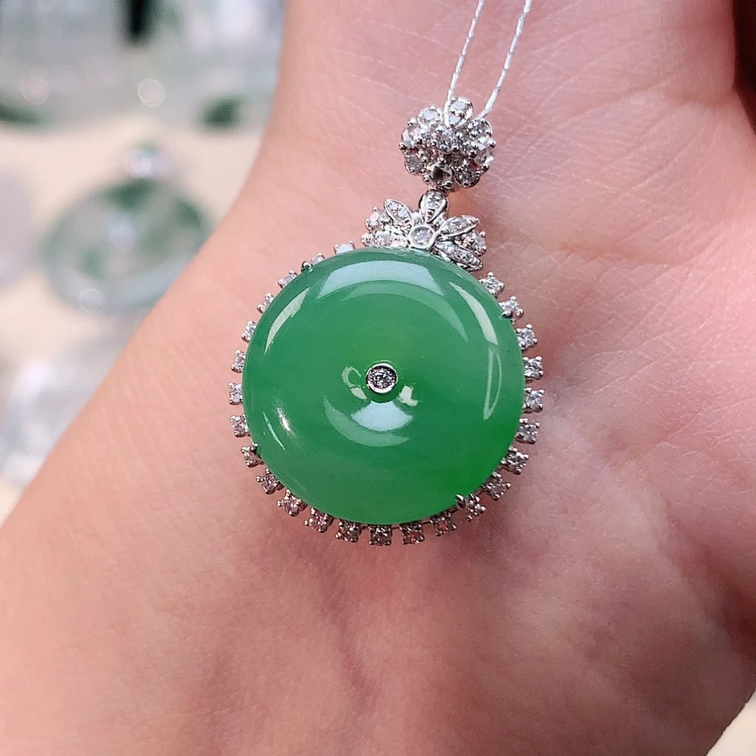 翡翠18K金镶嵌颈饰平安扣