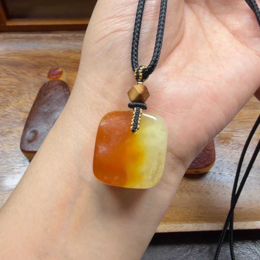 琥珀未镶嵌吊坠(赠链)