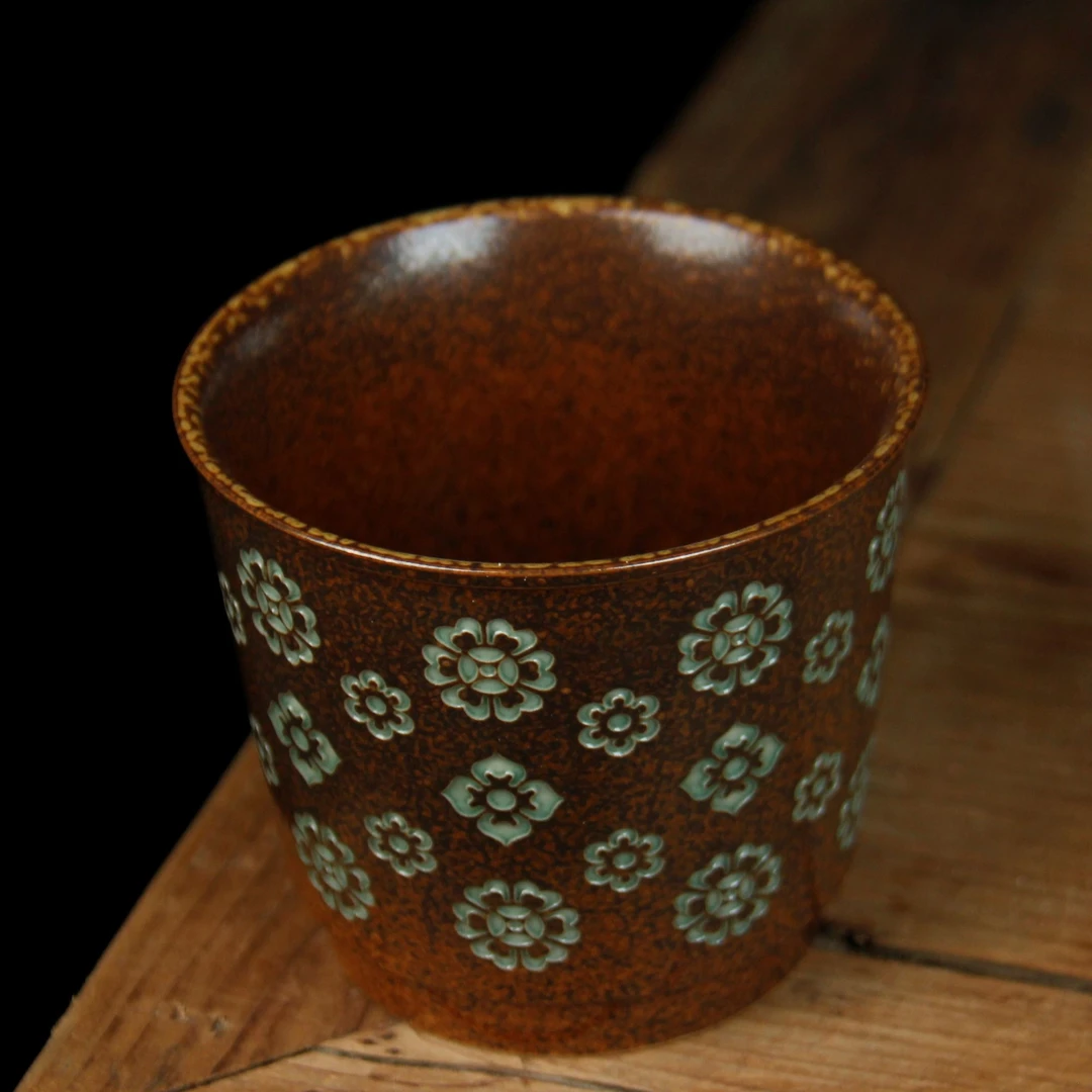 龙泉青瓷草木灰宝相花雕刻茶杯