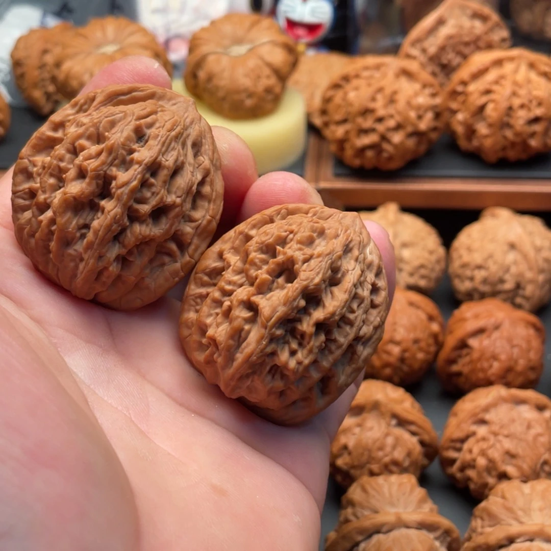 文玩核桃吊坠虎头