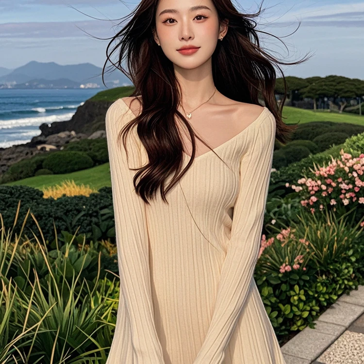 温柔风设计感V领A字短裙法式连衣裙秋装女2025年新款收腰显瘦气质