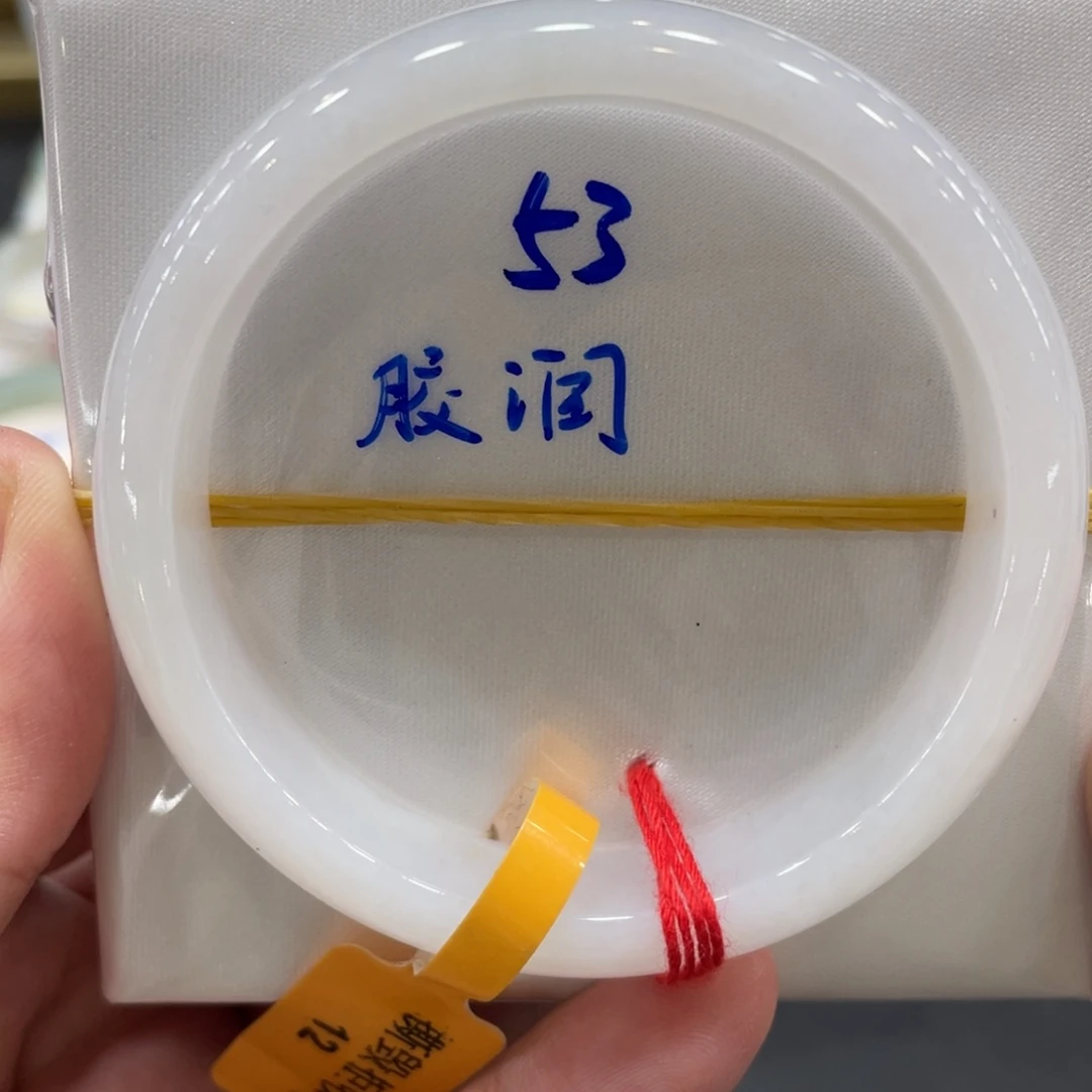 翡翠手镯未镶嵌翡翠