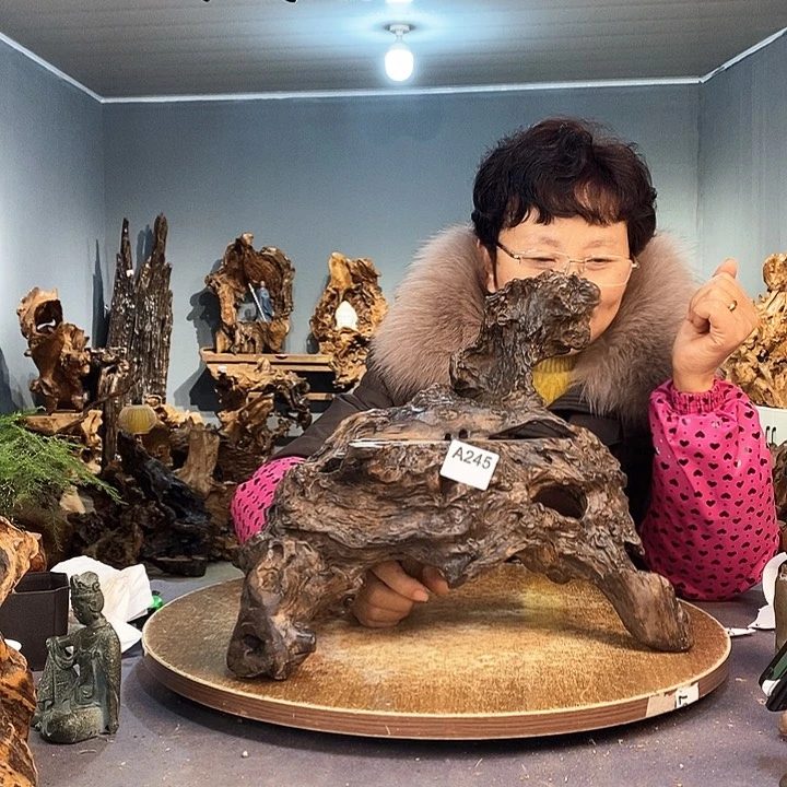 茶盏莫**?245株木的小底座的佛龛