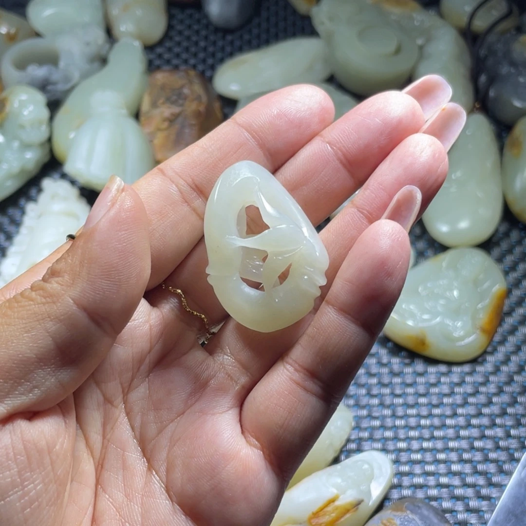 成***室和田玉未镶嵌颈饰