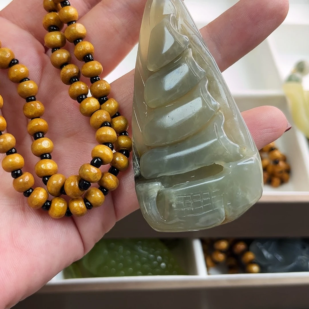 蛇纹石玉颈饰未镶嵌