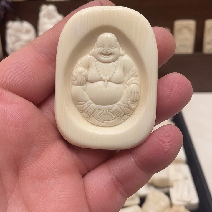 用***生天然猛犸牙雕刻品