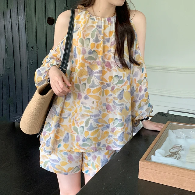 温柔套装女复古文艺印花露肩小衫夏季新款减龄气质休闲阔腿短裤子