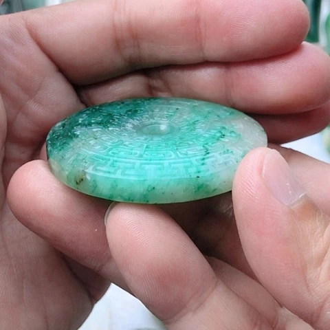 独山玉未镶嵌颈饰唐*生