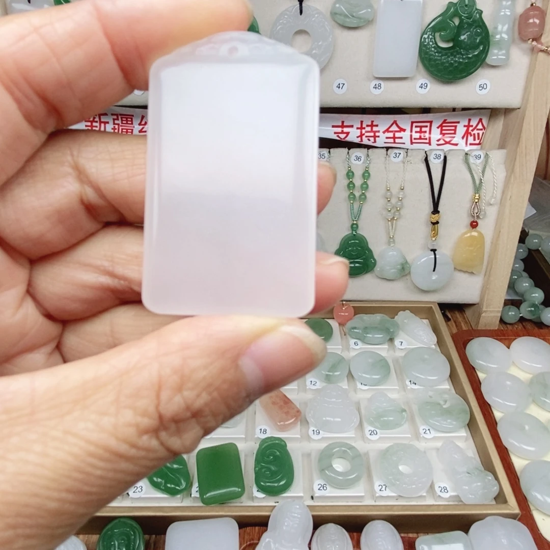 张***姐石英质玉（非洲翠）未镶嵌颈饰