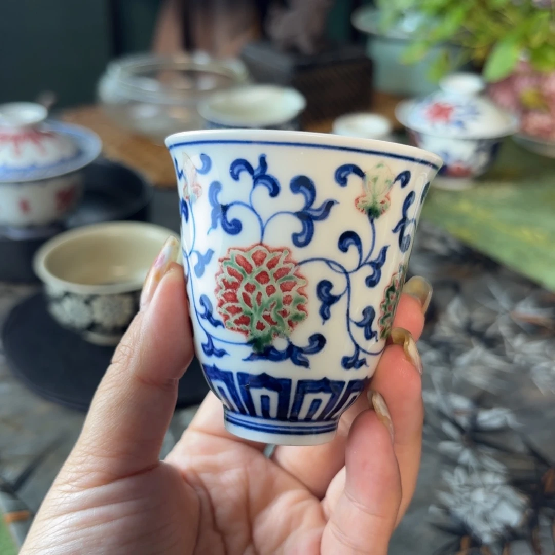 青花釉里红缠枝莲闻香杯