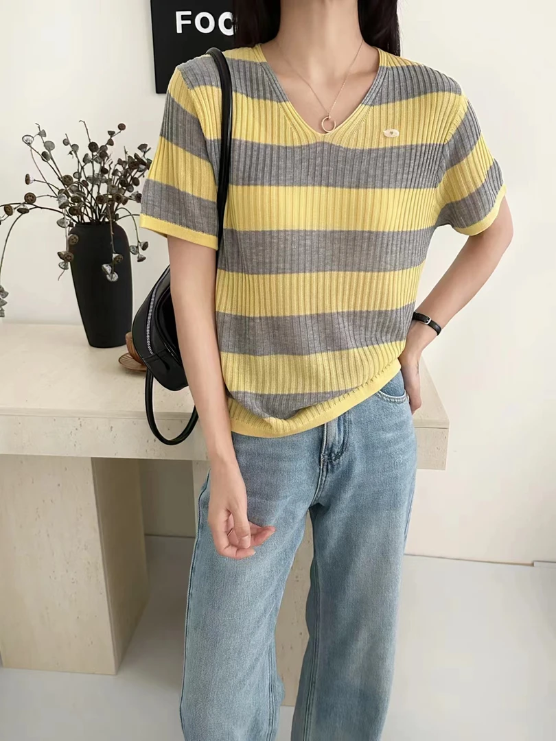 #004【涵宇】2025夏季新款女装时尚百搭V领竖坑条针织衫