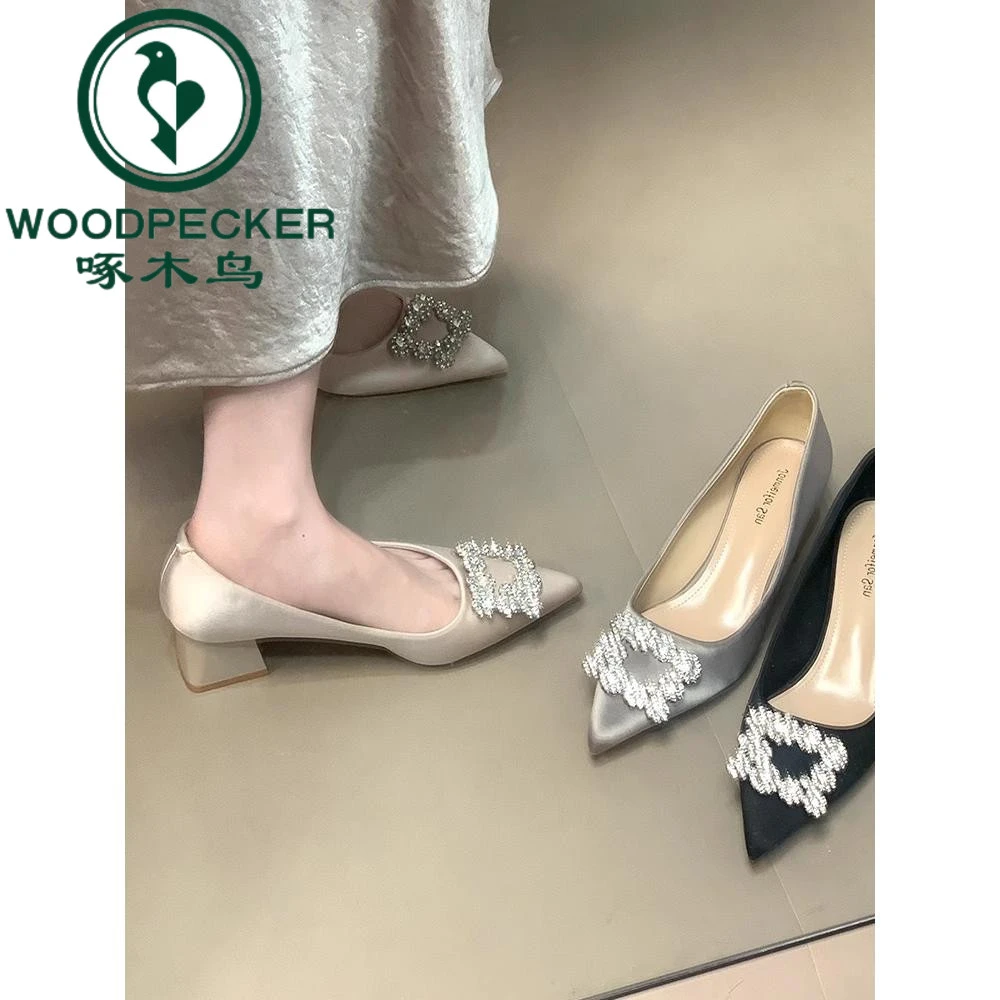 啄木鸟水钻方扣粗跟单鞋女2025春夏新款缎面尖头高跟鞋新娘鞋婚鞋