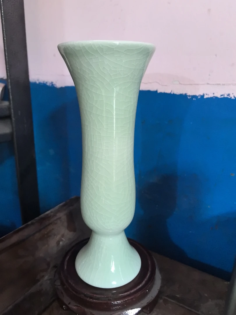 景德镇纯青釉花瓶