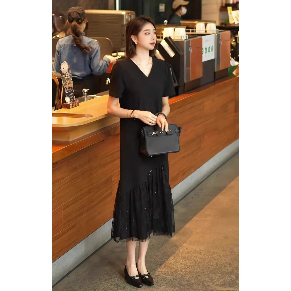 法式气质V领连衣裙女2025夏季新款宽松时尚蕾丝拼接长裙小黑裙子